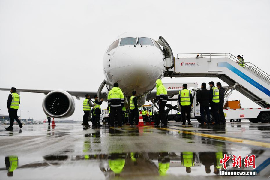 Cina: debutto del primo grande aereo domestico C919 all'aeroporto internazionale Tianfu di Chengdu