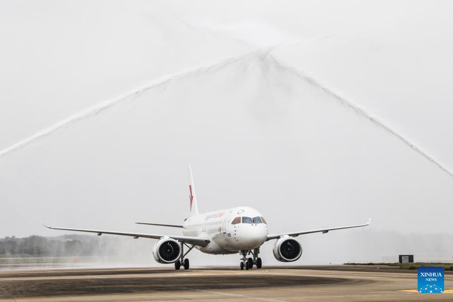 L'aereo di linea cinese C919 atterra all'aeroporto internazionale Meilan