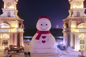 Harbin: completato il corpo principale del pupazzo di neve gigante