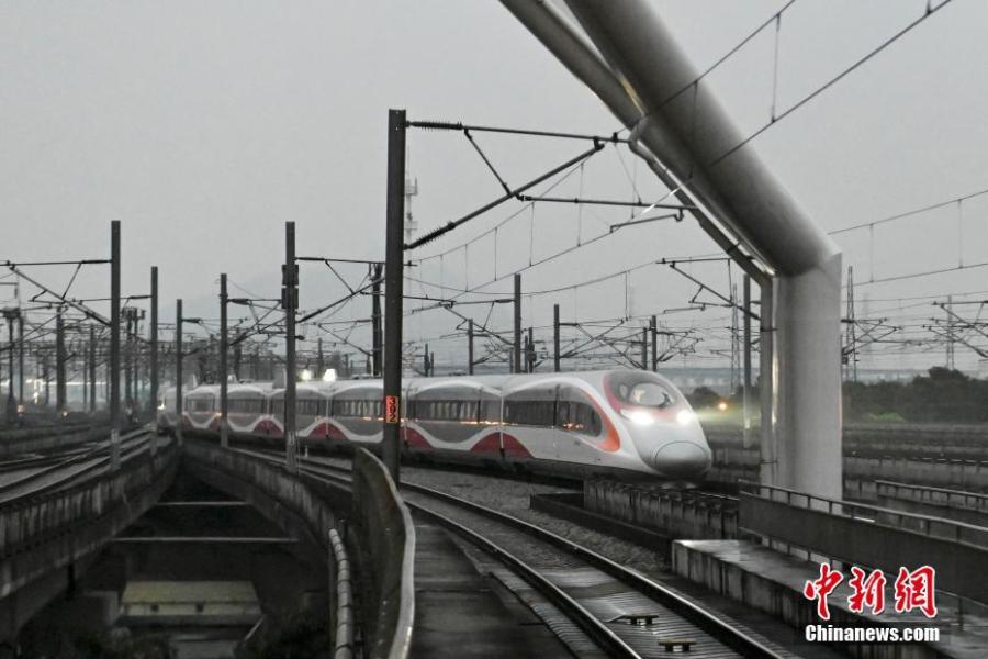 Un treno ad alta velocità proveniente dalla stazione di West Kowloon, nella Regione ad Amministrazione Speciale di Hong Kong, sul collegamento ferroviario Guangzhou-Shenzhen-Hong Kong sospeso già per tre anni a causa della pandemia, arriva alla stazione di Guangzhou Sud, nella provincia meridionale del Guangdong. (11 gennaio 2023 - China News Service/Chen Jimin)