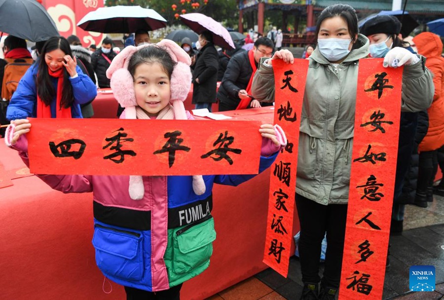 Chongqing: attività di scrittura di distici per l'anno nuovo