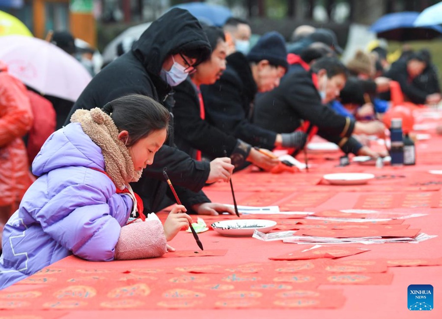 Chongqing: attività di scrittura di distici per l'anno nuovo