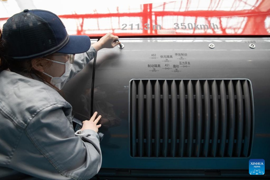 Un membro dello staff testa l'attrezzatura sul Fuxing Electric Multiple Unit CR400BF-GZ presso una stazione di manutenzione della China Railway Harbin Bureau Group Co., Ltd. nella provincia dell'Heilongjiang, nel nord-est della Cina. (16 gennaio 2023 - Xinhua/Zhang Tao)