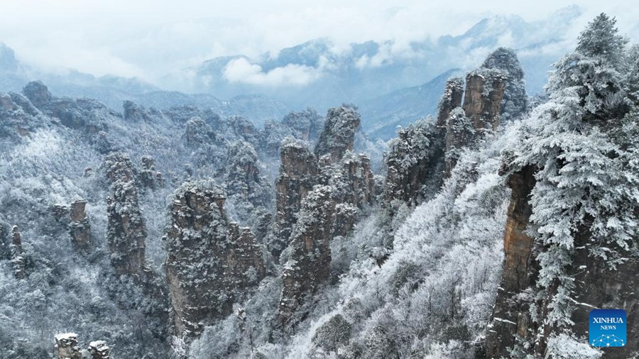 La Cina in foto: il monte Tianzi innevato