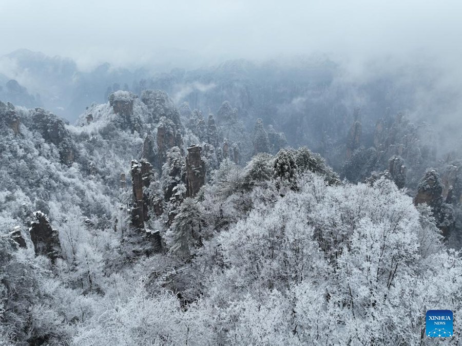 La Cina in foto: il monte Tianzi innevato