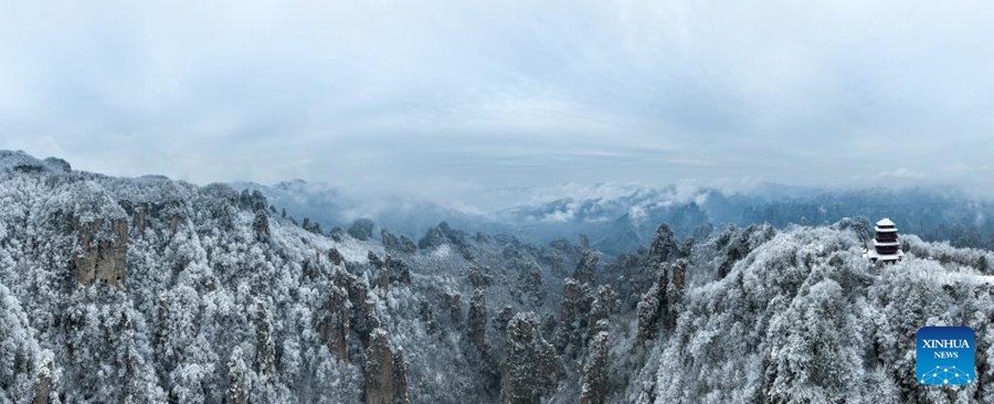 La Cina in foto: il monte Tianzi innevato