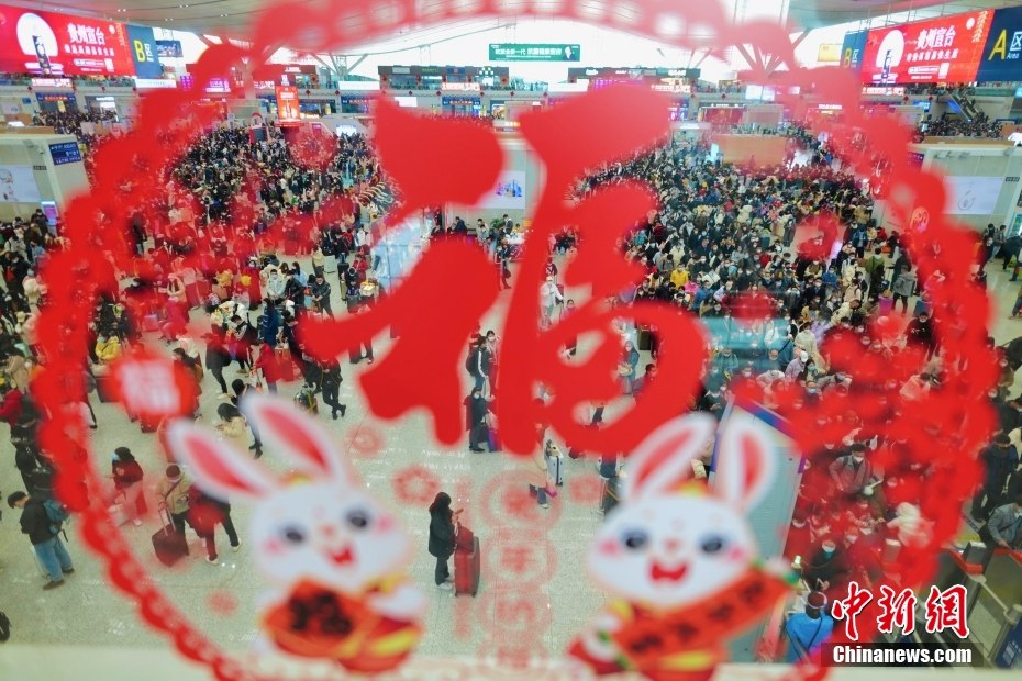 La sala d'attesa della stazione ferroviaria di Shenzhen nord. (17 gennaio 2023-China News Service/Chen Wen)