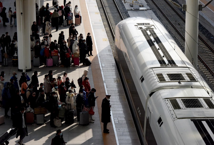 I passeggeri si preparano a salire a bordo di un treno alla stazione ferroviaria di Fuyang West nella città di Fuyang, provincia dell'Anhui, Cina orientale. (27 gennaio 2023 - Xinhua/Guo Chen)