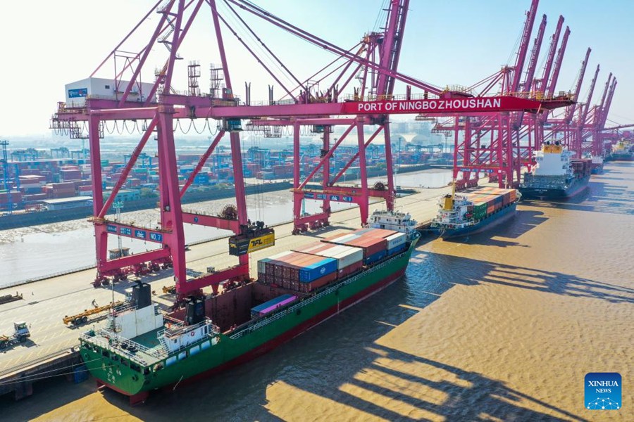 Il porto di Ningbo Zhoushan, nella provincia dello Zhejiang. (30 gennaio 2023 - Xinhua/Jiang Xiaodong)