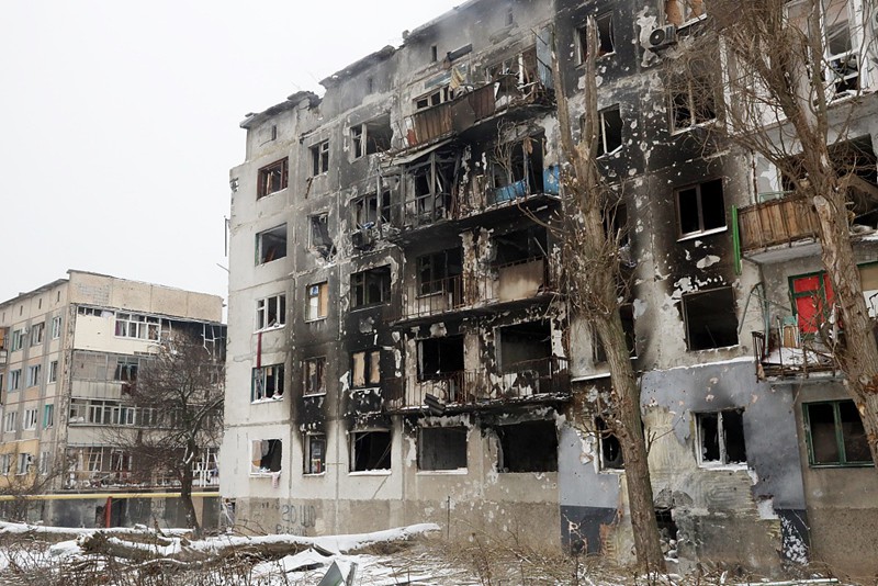 Un palazzo distrutto dal fuoco nell'area del Donbass. (29 gennaio 2023)