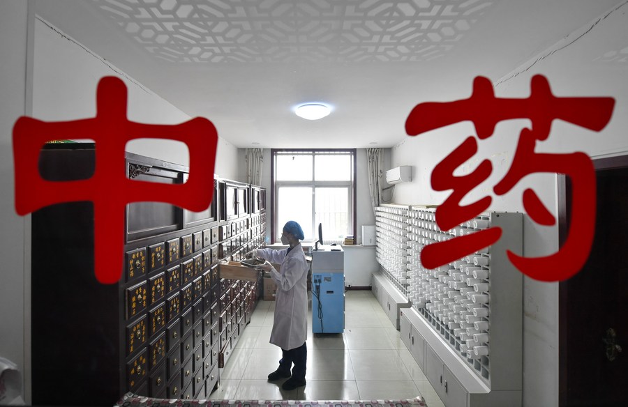 Farmacista dispensa medicina tradizionale cinese in un centro sanitario nella città di Huanggezhuang nel distretto di Fengnan, Tangshan, provincia dello Hebei, Cina settentrionale. (15 gennaio 2023 - Xinhua/Mu Yu)