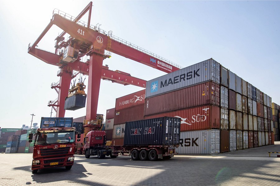 Camion trasportano container al terminal container internazionale del porto di Taizhou, nella provincia del Jiangsu, Cina orientale. ( 17 gennaio 2023 - Tang Dehong/Xinhua)