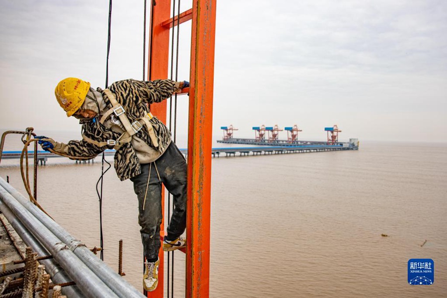 Cina: in costruzione l'autostrada sul mare