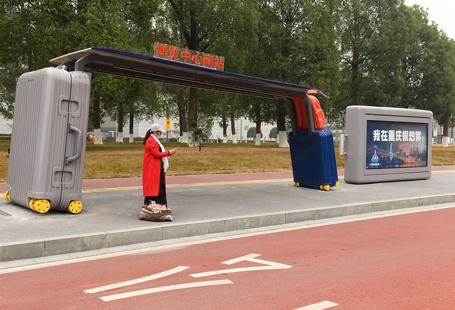 Chongqing: emerse fermate dell'autobus artistiche per le strade