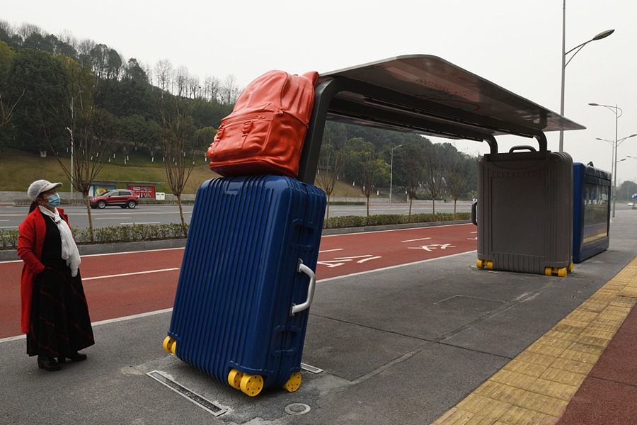 Chongqing: emerse fermate dell'autobus artistiche per le strade