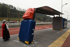 Chongqing: emerse fermate dell'autobus artistiche per le strade