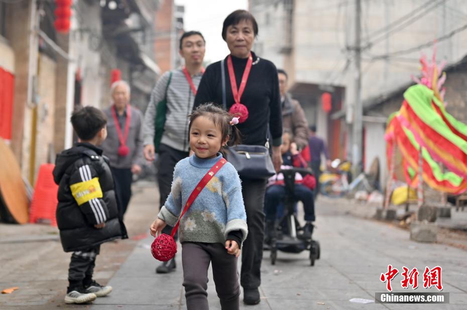 Guangxi: la danza del drago e i petardi danno il via al 