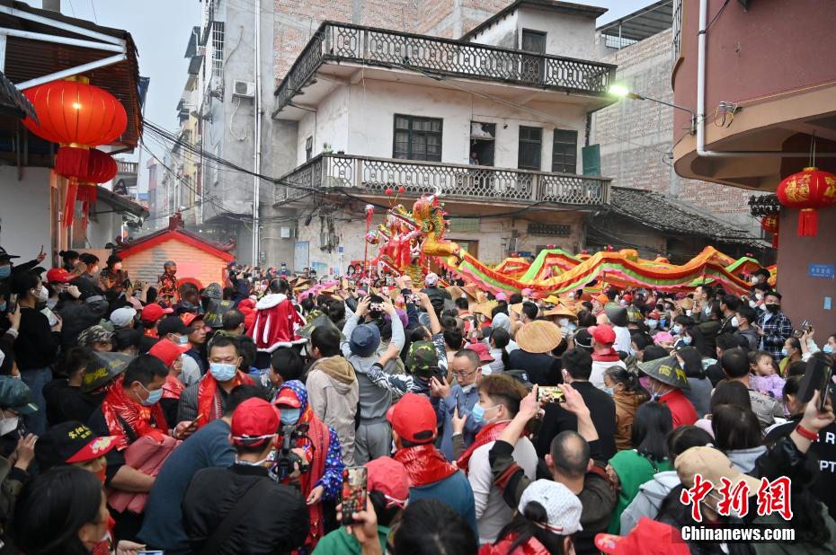 Guangxi: la danza del drago e i petardi danno il via al 