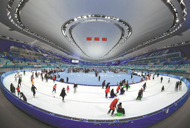 I pattinatori scendono sul ghiaccio al National Speed Skating Oval, o Ice Ribbon, a Beijing. (26 gennaio - China News Service/Jia Tianyong)