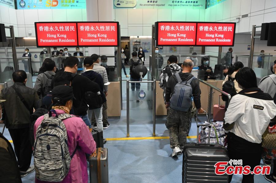 Viaggiatori fanno la fila per attraversare i tornelli al checkpoint di Lo Wu nella Regione ad Amministrazione Speciale di Hong Kong. (6 febbraio 2023 - China News Service/Li Zhihua)