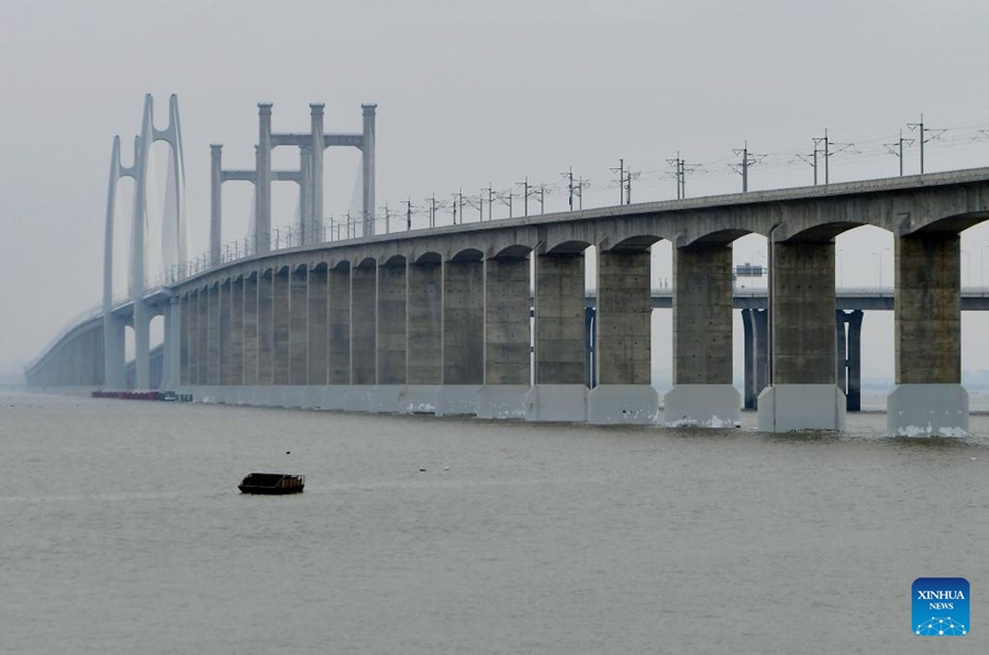 Il ponte marittimo della baia di Quanzhou, parte della ferrovia ad alta velocità Fuzhou-Xiamen, nella provincia sudorientale cinese del Fujian. (4 febbraio 2023 – Xinhua/ Wei Peiquan)