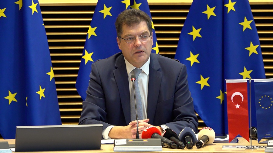 Il membro della Commissione europea per la gestione delle crisi Janez Lenarcic tiene una conferenza stampa il 6 febbraio 2023 a Bruxelles, in Belgio.