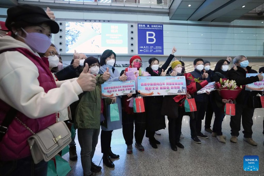 I membri del primo gruppo turistico di Hong Kong posano per una foto di gruppo all'aeroporto internazionale Beijing Capital. (6 febbraio 2023 - Xinhua/Ju Huanzong)