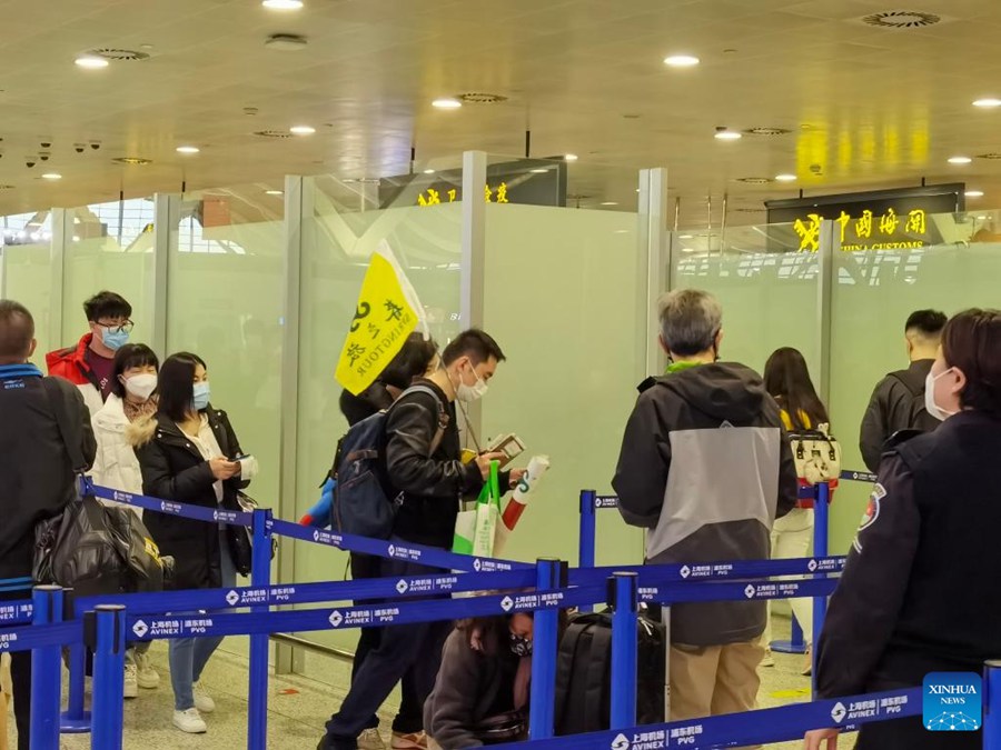 Un gruppo di turisti con la loro guida sta per partire per la Thailandia dall'aeroporto internazionale Pudong di Shanghai. (6 febbraio 2023 - Xinhua/Chen Aiping)