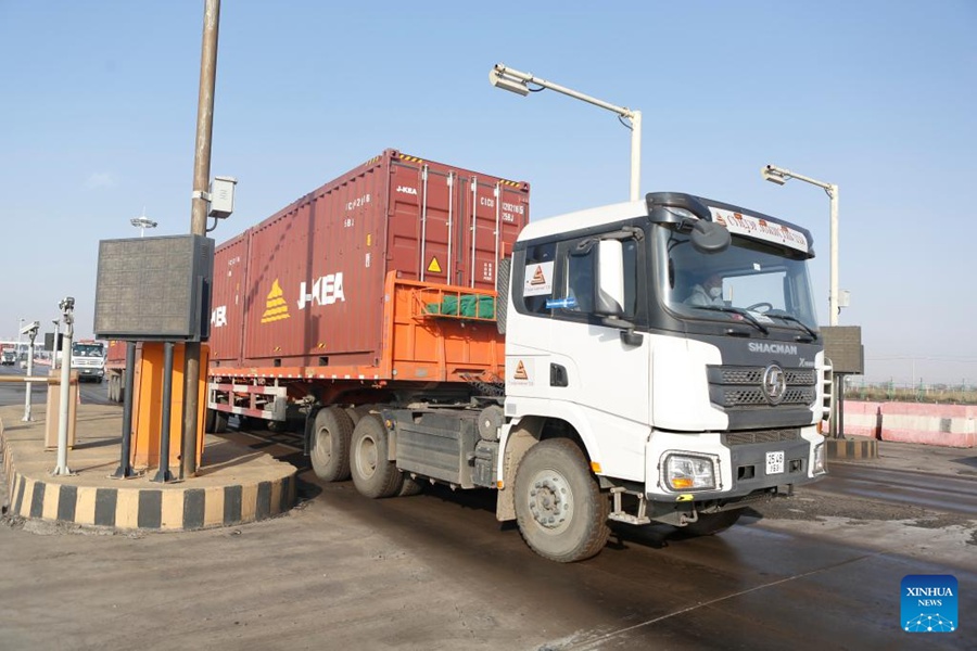 Un camion attraversa il porto di Ganqmod nella città di Bayannur, nella regione autonoma della Mongolia Interna, Cina settentrionale. (25 gennaio 2023 - Xinhua/Li Yunping)