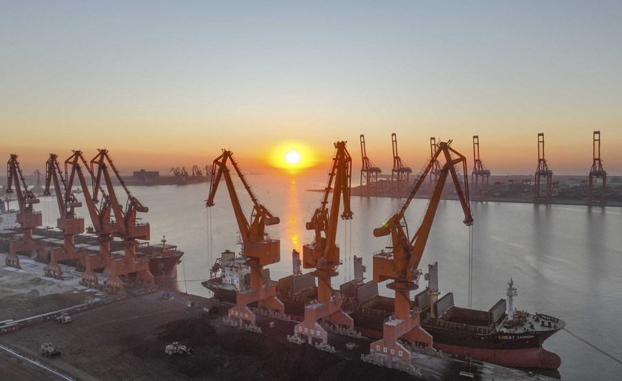 Veduta mattutina dell'area portuale di Jingtang al porto di Tangshan, provincia dello Hebei, nel nord della Cina. (17 gennaio 2023 - Liu Mancang/Xinhua)