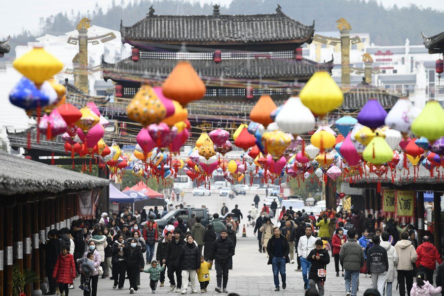 Turisti visitano l'antica città di Jiuzhou, nella contea di Huangping, provincia sud-occidentale del Guizhou. (26 gennaio 2023 - Wang Chao/Xinhua)