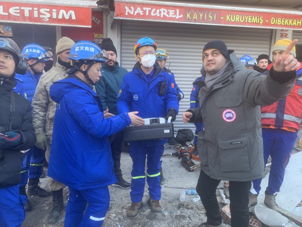 Il Blue Sky Rescue Team effettua le operazioni di soccorso a Malatya. (Foto fornita dal Blue Sky Rescue Team)