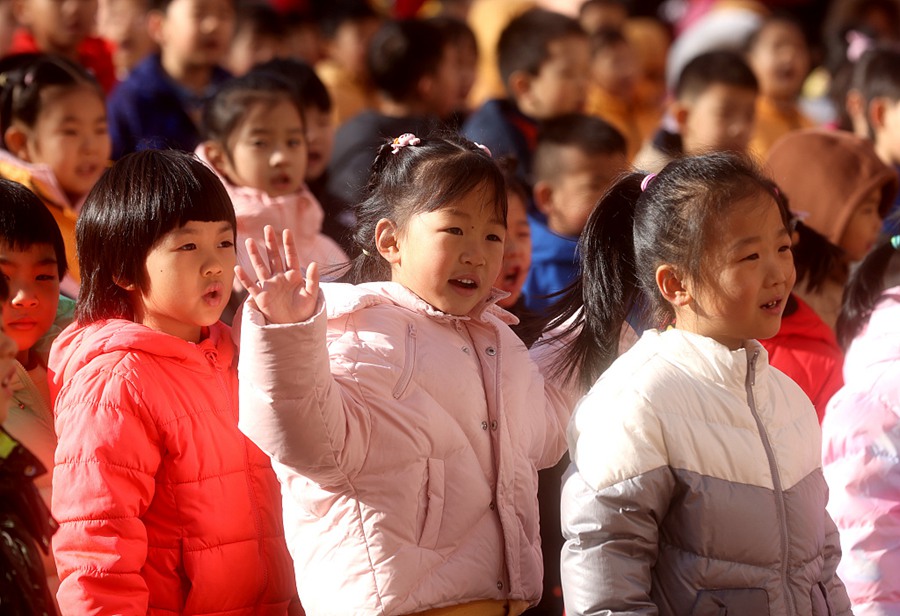 Beijing: insegnanti e studenti tornano a scuola in modo ordinato