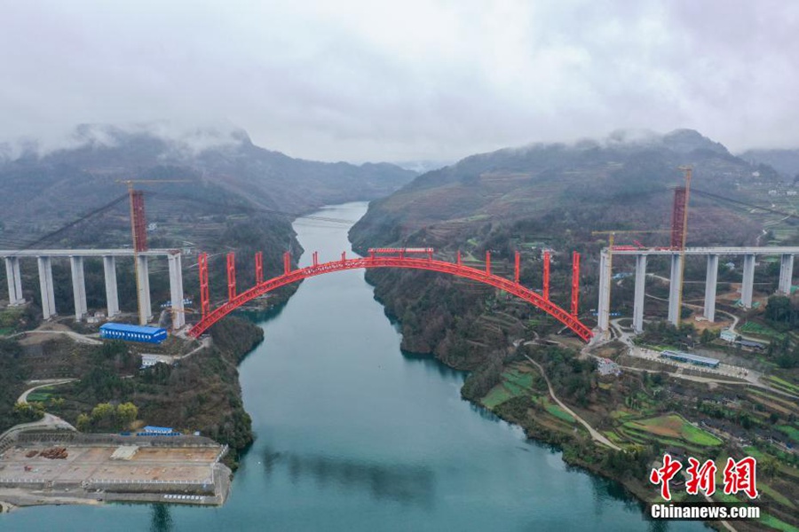 Guizhou: il Wujiang Grand Bridge entra nella fase di costruzione dell'impalcato