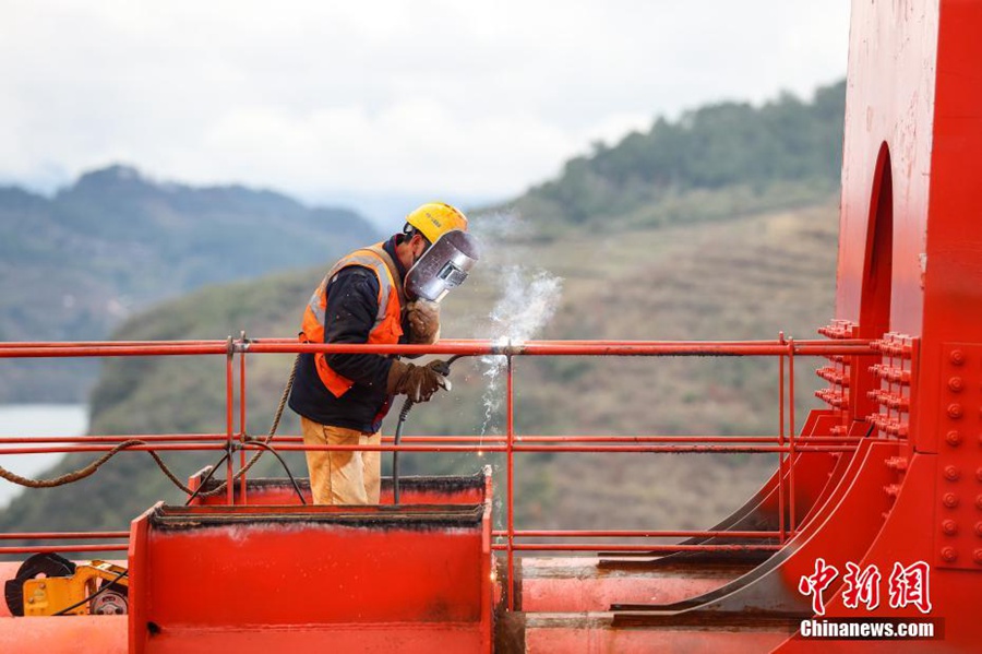 Guizhou: il Wujiang Grand Bridge entra nella fase di costruzione dell'impalcato