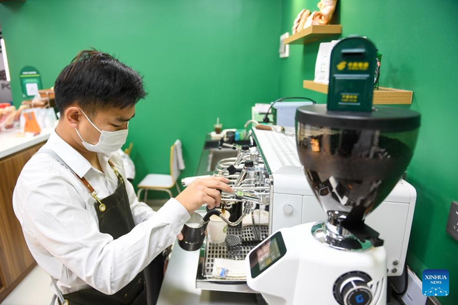 Ufficio postale a tema caffè aperto a Shenzhen, in Cina