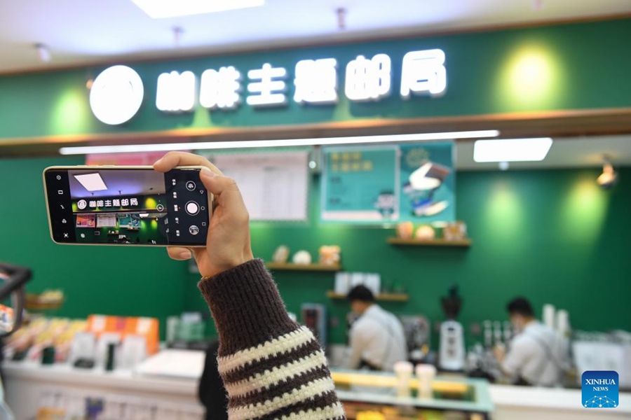 Ufficio postale a tema caffè aperto a Shenzhen, in Cina