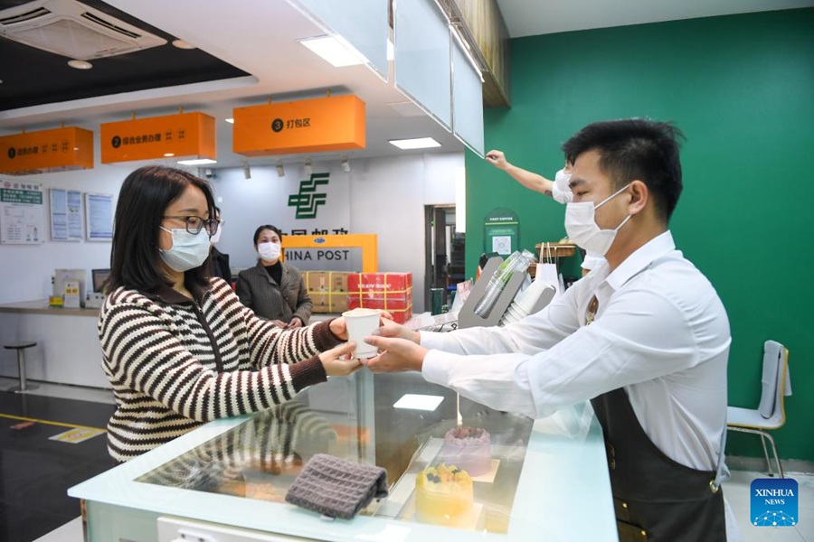 Ufficio postale a tema caffè aperto a Shenzhen, in Cina