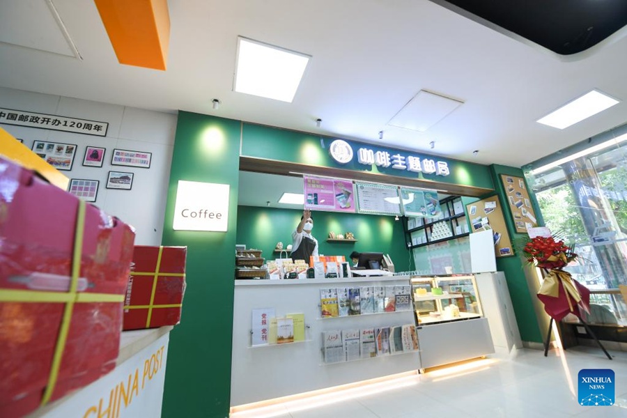 Ufficio postale a tema caffè aperto a Shenzhen, in Cina