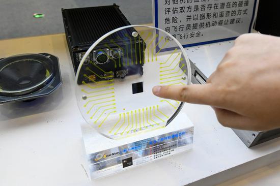 Un chip di comunicazione del sistema di navigazione satellitare cinese BeiDou-3 è in mostra alla decima China Science and Technology City International High-Tech Expo a Mianyang, nella provincia sud-occidentale del Sichuan. (16 novembre 2022 - Xinhua/Tang Wenhao)