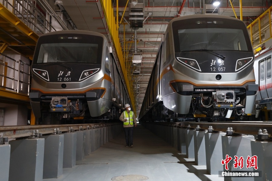 Il personale ispeziona i treni presso Dongba sulla linea 12 della metropolitana di Beijing. (20 febbraio 2023 – China News Service/Fu Tian)