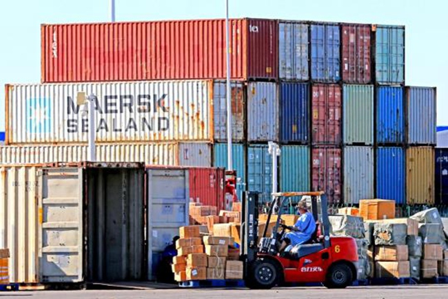 Un lavoratore trasporta merci con un muletto nell'area portuale internazionale di Urumqi, nella regione autonoma uigura dello Xinjiang. (Luglio 2022 - Cai Zengle/China Daily)