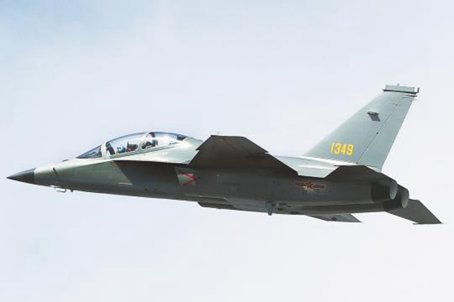 Un aereo da addestramento L-15 vola durante lo Zhuhai Airshow nella provincia del Guangdong. (novembre 2022 – Wang Zhuangfei/China Daily)