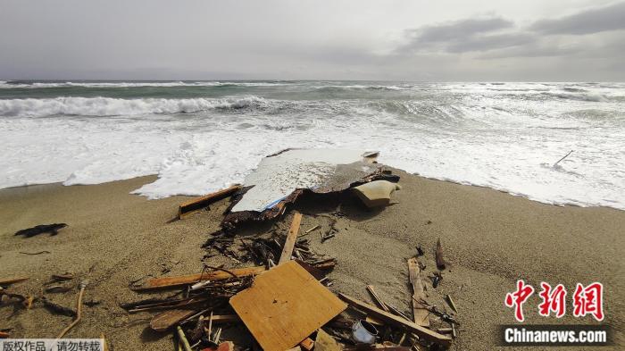 Relitti del barcone naufragato arenati sulla spiaggia vicino Cutro, Calabria. (26 febbraio 2023)