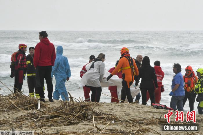 Tragedia a Crotone: 59 migranti morti nel naufragio