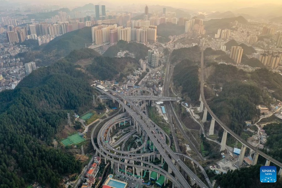 Vista dello svincolo di Qianchun a Guiyang, nel Guizhou