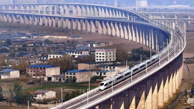 Un treno ad alta velocità della ferrovia Intercity Beijing-Tangshan attraversa un ponte a Tangshan, nella provincia dello Hebei. (Liu Quanguo/China Daily)