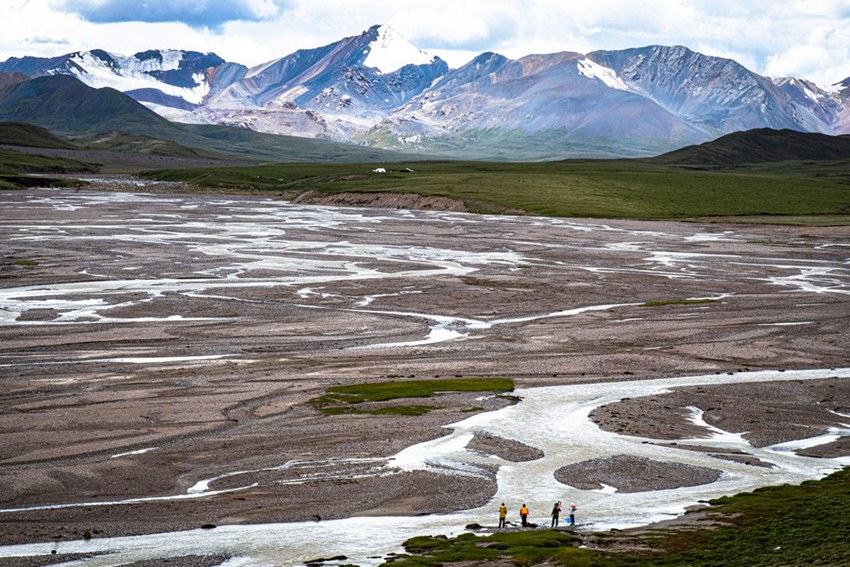 Membri del team di una spedizione scientifica dell'Istituto di Ricerca Scientifica del Fiume Yangtze lavora nella regione della sorgente del fiume Yangtze, nella provincia del Qinghai, Cina nord-occidentale. (26 luglio 2022 - Xinhua/Xiao Yijiu)