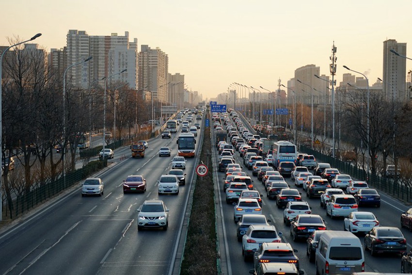 Veicoli sulla strada durante le ore di punta del mattino a Beijing, capitale della Cina. (3 gennaio 2023 - Xinhua/Zhang Chenlin)