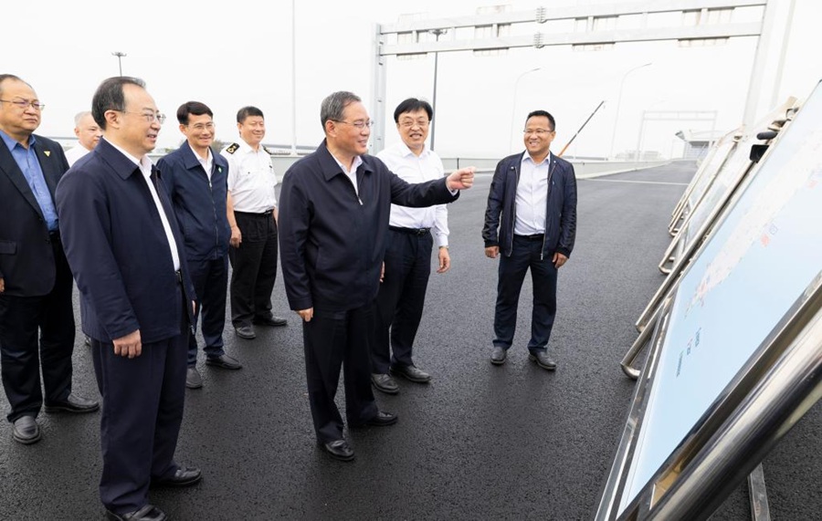 Il premier cinese Li Qiang, anche membro del Comitato Permanente dell'Ufficio Politico del Comitato Centrale del Partito Comunista Cinese (PCC), visita il cantiere di un centro per il trasporto passeggeri ad Haikou, nella provincia di Hainan, nel sud della Cina. (29 marzo 2023 - Xinhua/Huang Jingwen)